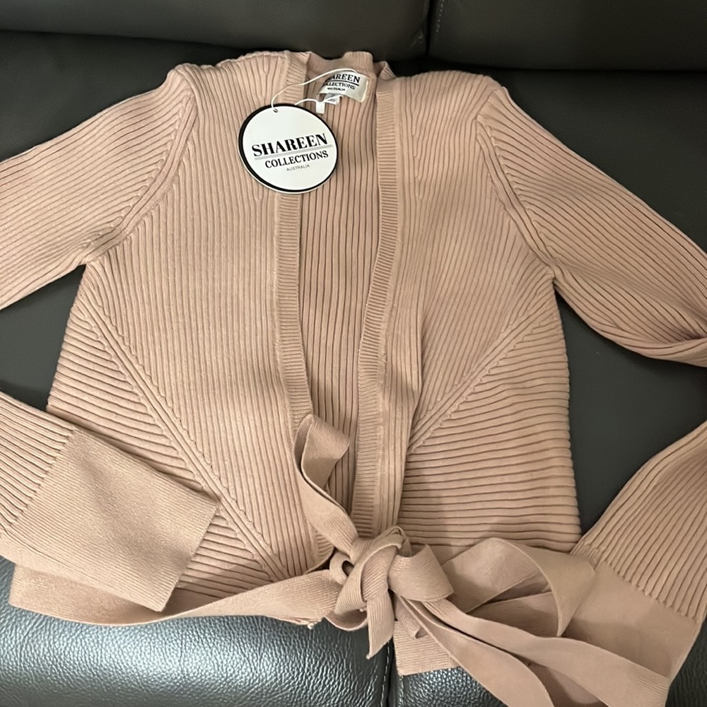 CROPPED RIBBED BELTED SWEATER